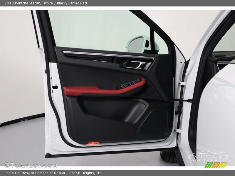 White / Black/Garnet Red 2018 Porsche Macan