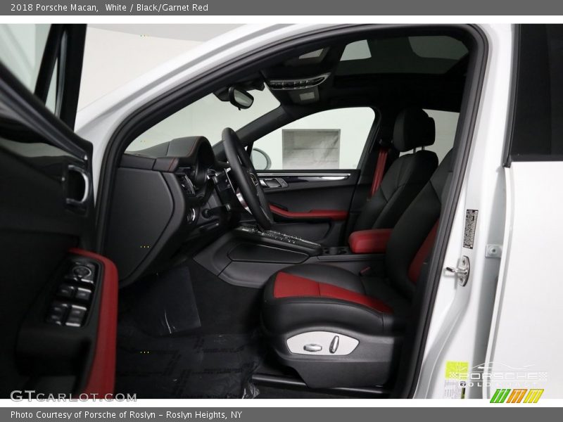 White / Black/Garnet Red 2018 Porsche Macan