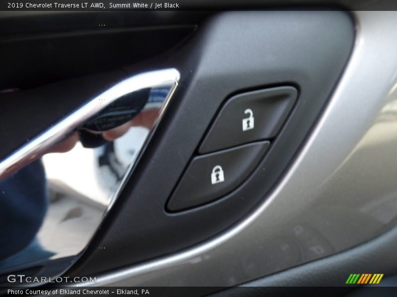 Summit White / Jet Black 2019 Chevrolet Traverse LT AWD
