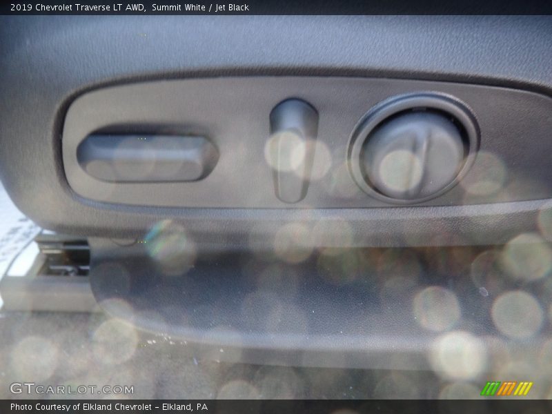 Summit White / Jet Black 2019 Chevrolet Traverse LT AWD