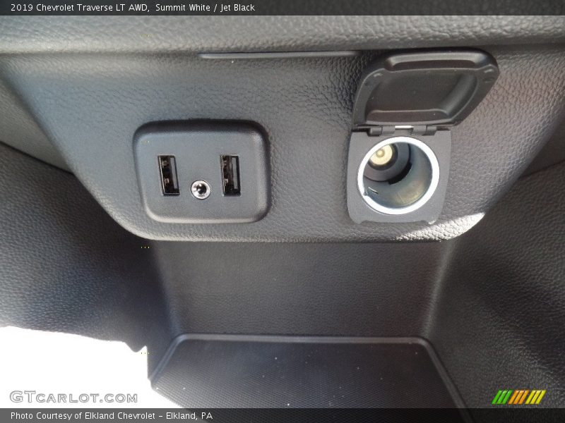 Summit White / Jet Black 2019 Chevrolet Traverse LT AWD