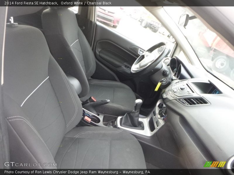 Oxford White / Charcoal Black 2014 Ford Fiesta SE Hatchback