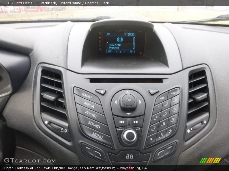 Oxford White / Charcoal Black 2014 Ford Fiesta SE Hatchback