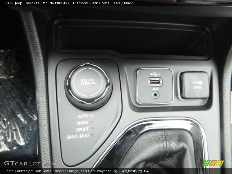 Diamond Black Crystal Pearl / Black 2019 Jeep Cherokee Latitude Plus 4x4