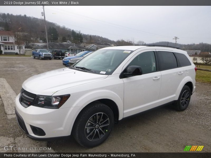 Front 3/4 View of 2019 Journey SE AWD