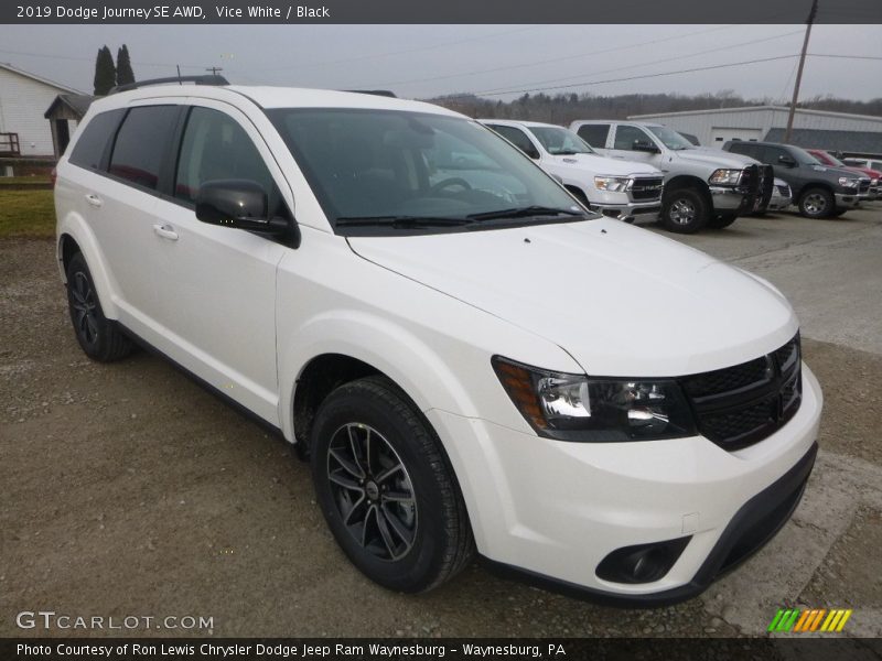 Front 3/4 View of 2019 Journey SE AWD