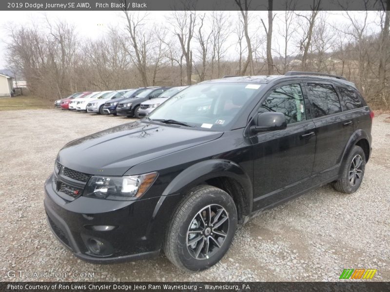 Front 3/4 View of 2019 Journey SE AWD