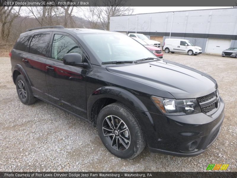 Front 3/4 View of 2019 Journey SE AWD