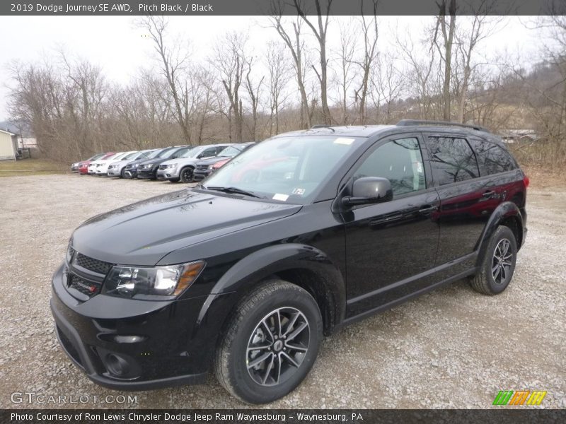 Front 3/4 View of 2019 Journey SE AWD