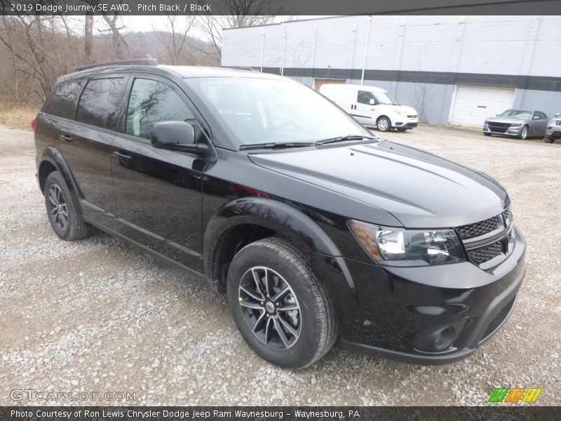 Front 3/4 View of 2019 Journey SE AWD