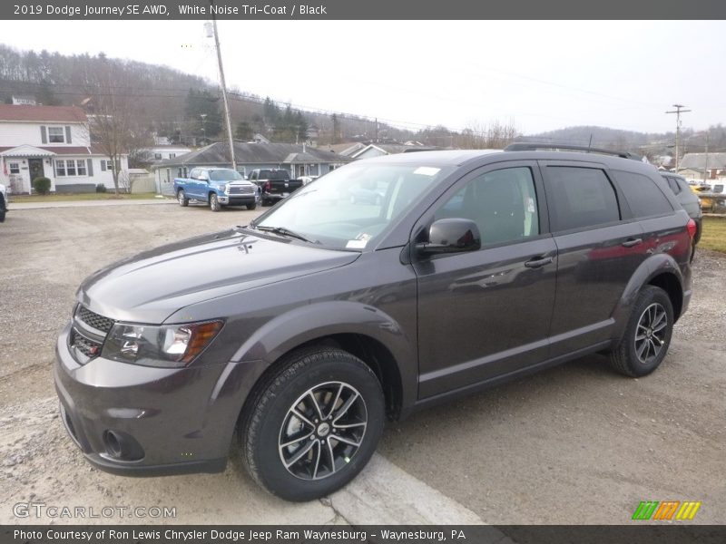 Front 3/4 View of 2019 Journey SE AWD