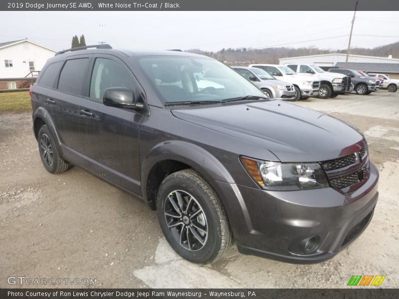 Front 3/4 View of 2019 Journey SE AWD