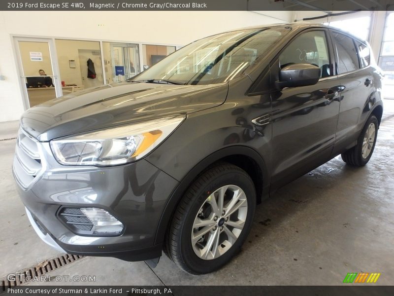Magnetic / Chromite Gray/Charcoal Black 2019 Ford Escape SE 4WD