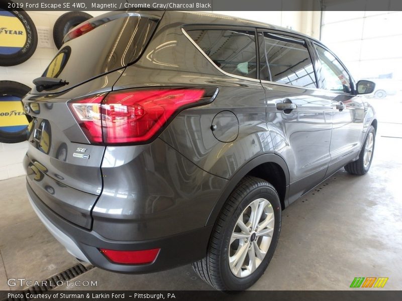 Magnetic / Chromite Gray/Charcoal Black 2019 Ford Escape SE 4WD