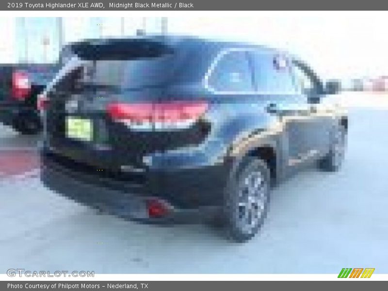 Midnight Black Metallic / Black 2019 Toyota Highlander XLE AWD