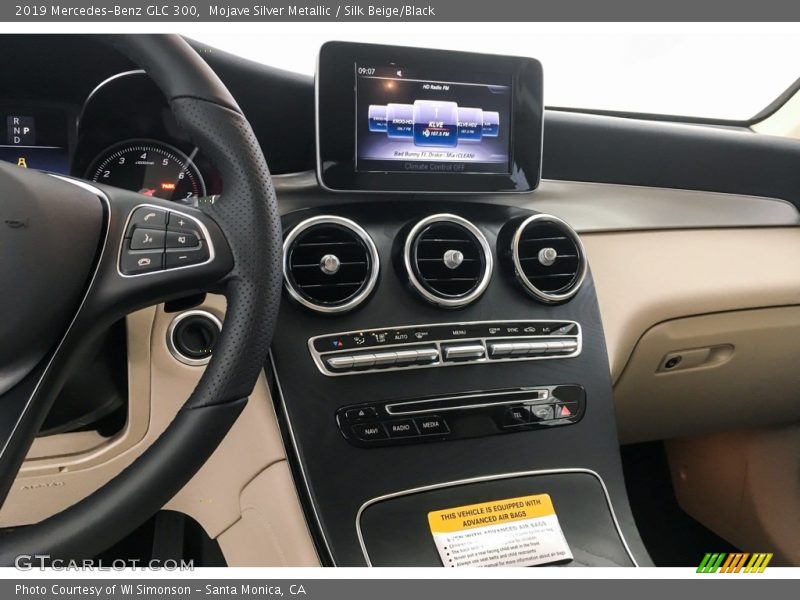 Mojave Silver Metallic / Silk Beige/Black 2019 Mercedes-Benz GLC 300