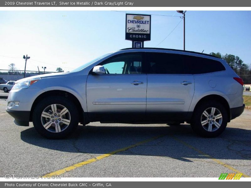 Silver Ice Metallic / Dark Gray/Light Gray 2009 Chevrolet Traverse LT