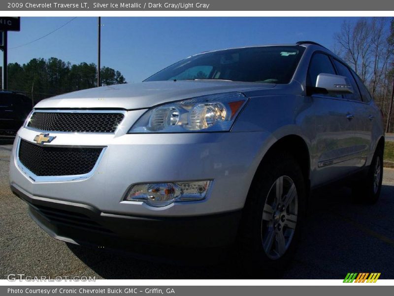 Silver Ice Metallic / Dark Gray/Light Gray 2009 Chevrolet Traverse LT