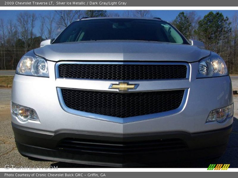 Silver Ice Metallic / Dark Gray/Light Gray 2009 Chevrolet Traverse LT