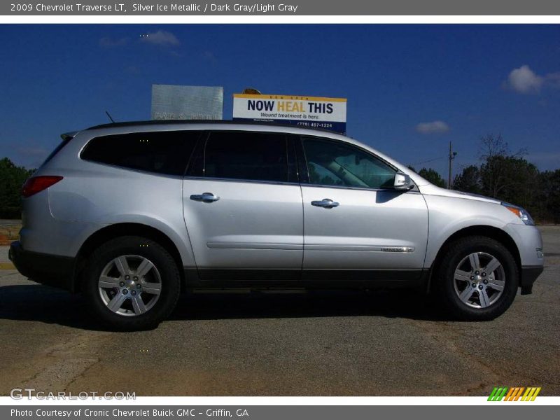 Silver Ice Metallic / Dark Gray/Light Gray 2009 Chevrolet Traverse LT