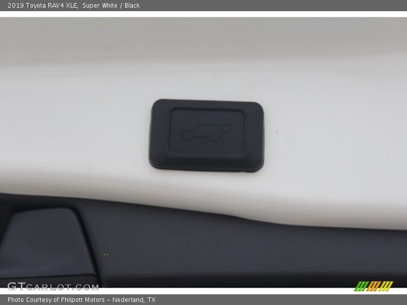 Super White / Black 2019 Toyota RAV4 XLE