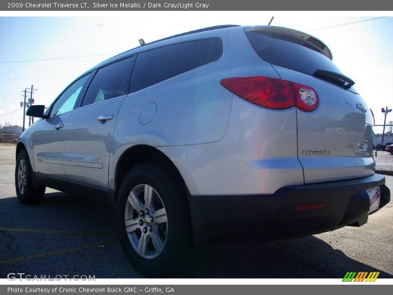 Silver Ice Metallic / Dark Gray/Light Gray 2009 Chevrolet Traverse LT