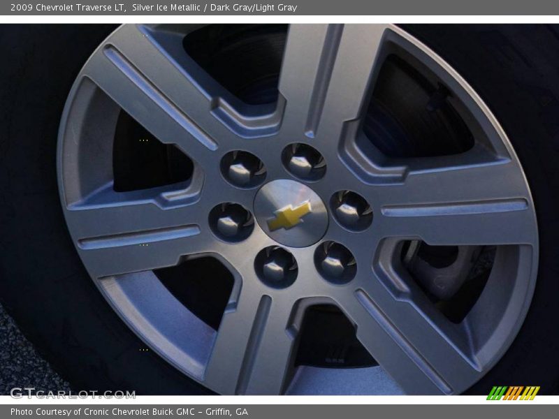 Silver Ice Metallic / Dark Gray/Light Gray 2009 Chevrolet Traverse LT