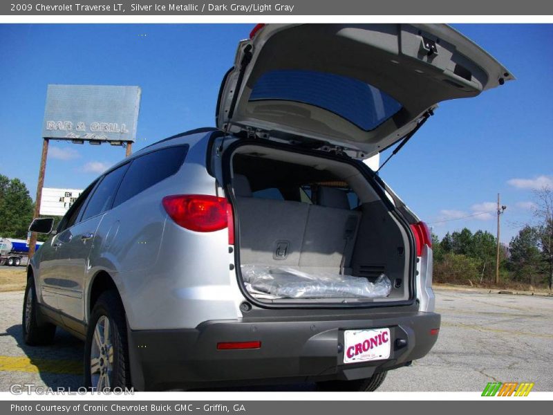 Silver Ice Metallic / Dark Gray/Light Gray 2009 Chevrolet Traverse LT