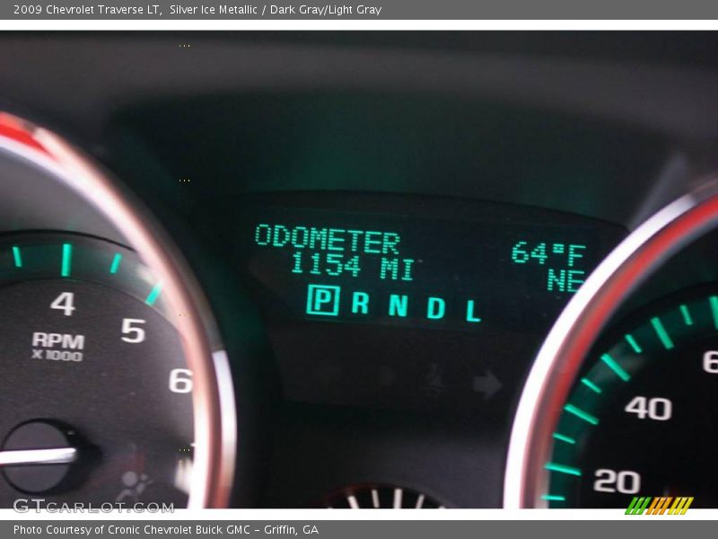 Silver Ice Metallic / Dark Gray/Light Gray 2009 Chevrolet Traverse LT