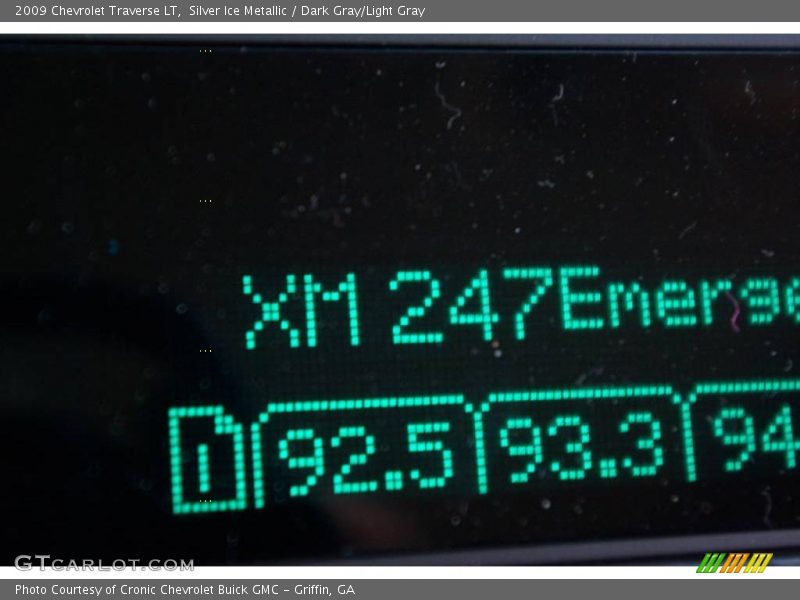 Silver Ice Metallic / Dark Gray/Light Gray 2009 Chevrolet Traverse LT