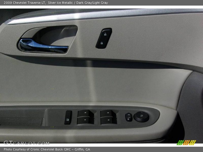 Silver Ice Metallic / Dark Gray/Light Gray 2009 Chevrolet Traverse LT