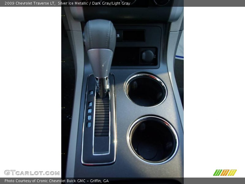 Silver Ice Metallic / Dark Gray/Light Gray 2009 Chevrolet Traverse LT