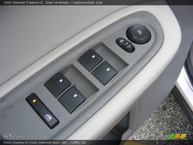 Silver Ice Metallic / Cashmere/Dark Gray 2009 Chevrolet Traverse LT