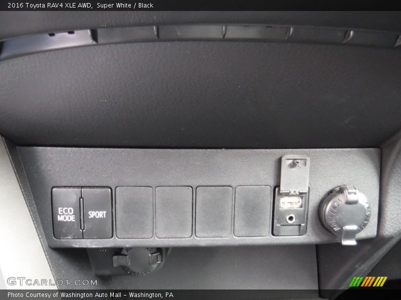Super White / Black 2016 Toyota RAV4 XLE AWD