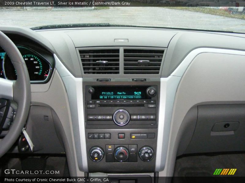 Silver Ice Metallic / Cashmere/Dark Gray 2009 Chevrolet Traverse LT