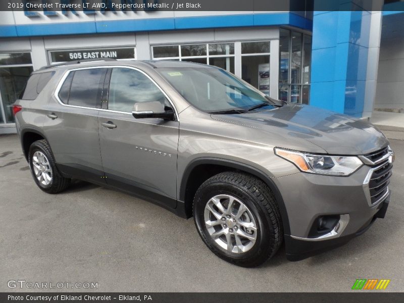 Pepperdust Metallic / Jet Black 2019 Chevrolet Traverse LT AWD