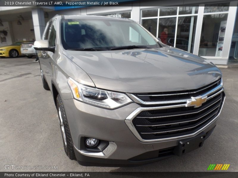 Pepperdust Metallic / Jet Black 2019 Chevrolet Traverse LT AWD