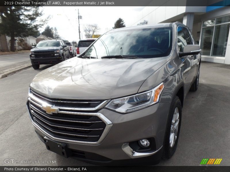 Pepperdust Metallic / Jet Black 2019 Chevrolet Traverse LT AWD