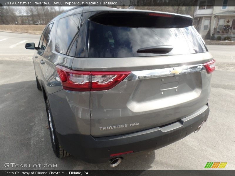 Pepperdust Metallic / Jet Black 2019 Chevrolet Traverse LT AWD