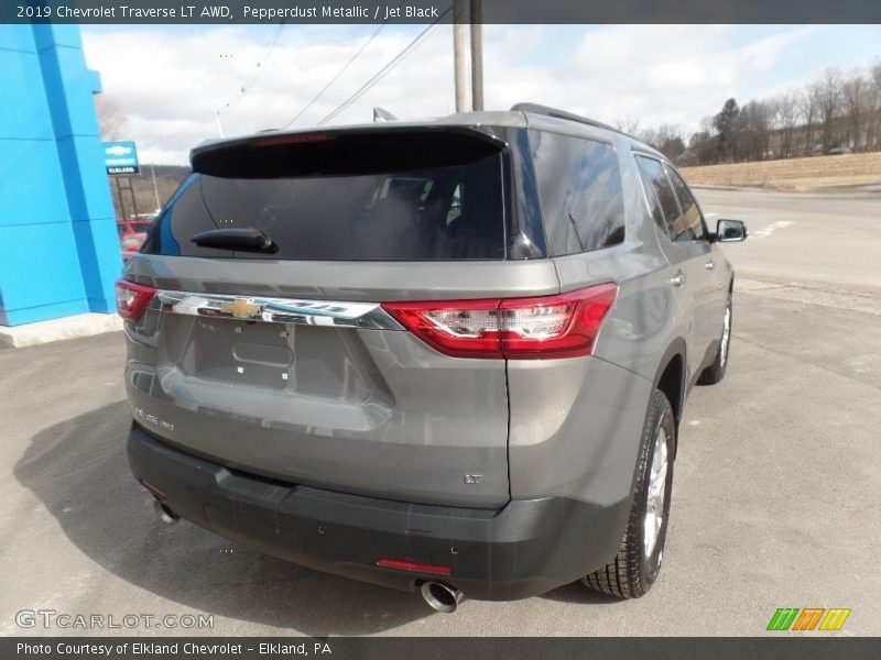 Pepperdust Metallic / Jet Black 2019 Chevrolet Traverse LT AWD