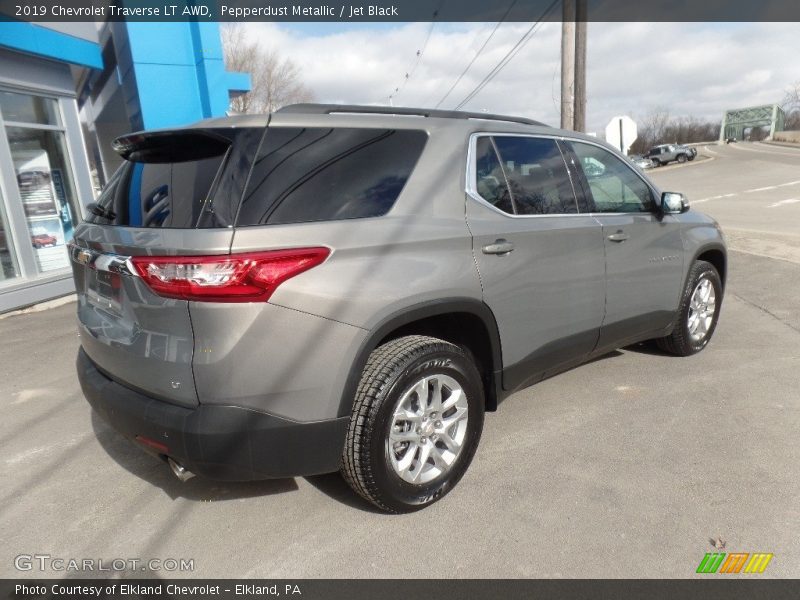 Pepperdust Metallic / Jet Black 2019 Chevrolet Traverse LT AWD