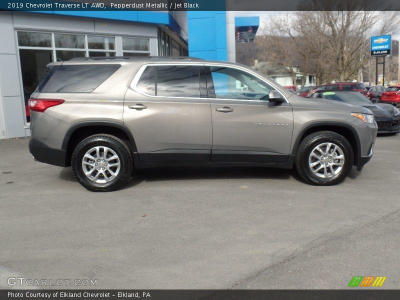 Pepperdust Metallic / Jet Black 2019 Chevrolet Traverse LT AWD