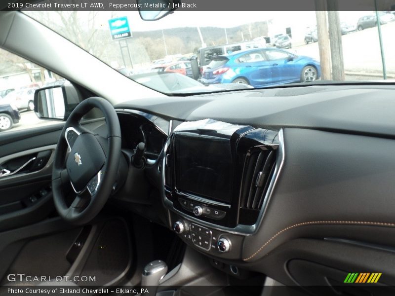 Pepperdust Metallic / Jet Black 2019 Chevrolet Traverse LT AWD