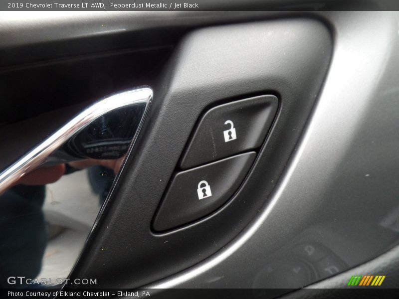 Pepperdust Metallic / Jet Black 2019 Chevrolet Traverse LT AWD