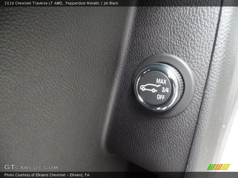 Pepperdust Metallic / Jet Black 2019 Chevrolet Traverse LT AWD