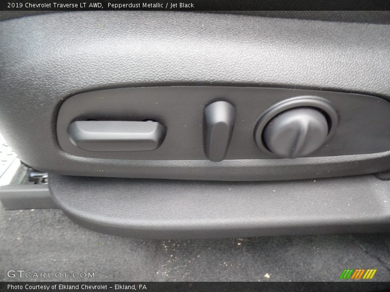 Pepperdust Metallic / Jet Black 2019 Chevrolet Traverse LT AWD