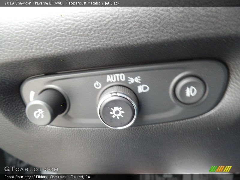 Pepperdust Metallic / Jet Black 2019 Chevrolet Traverse LT AWD