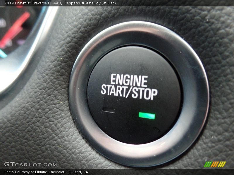Pepperdust Metallic / Jet Black 2019 Chevrolet Traverse LT AWD
