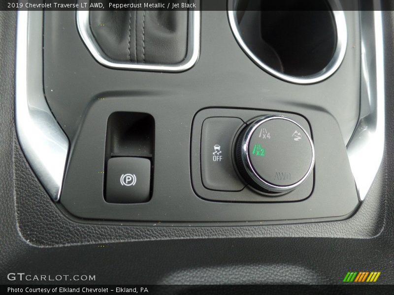 Pepperdust Metallic / Jet Black 2019 Chevrolet Traverse LT AWD