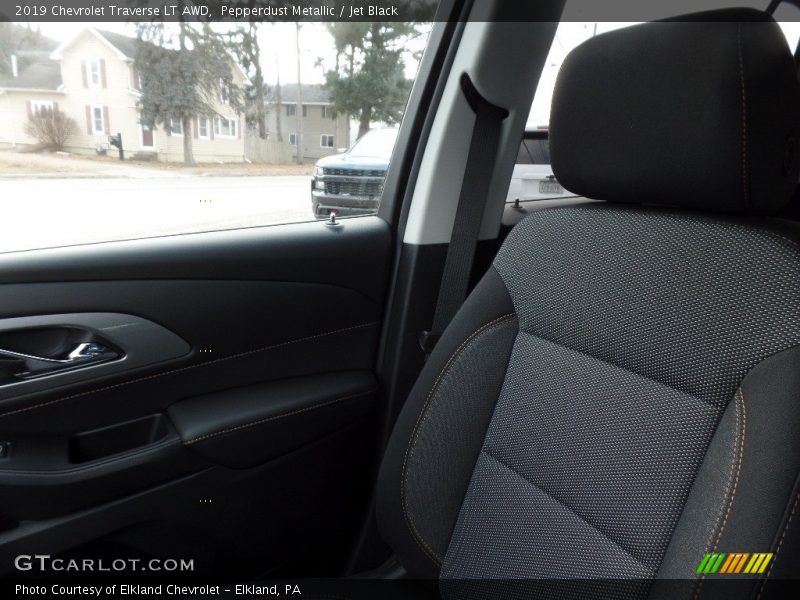 Pepperdust Metallic / Jet Black 2019 Chevrolet Traverse LT AWD